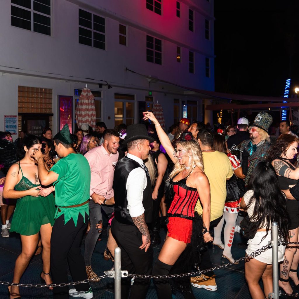 Miami-has-a-lively-night party-scene