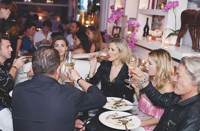 Enjoy-incredible-meals-and-wines-during-your-dinner-party-at-Villa-Azur-Miami