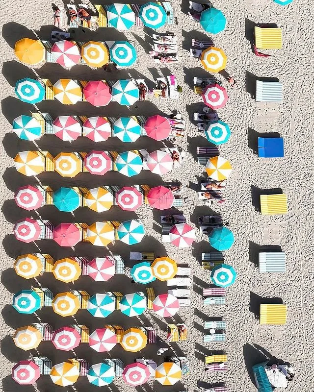 Rows-of-beach-umbrellas-and-benches-at-the-Miami-Beach