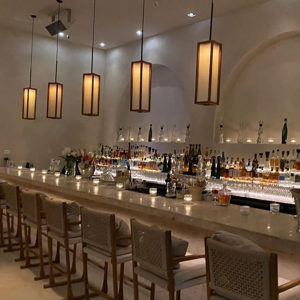 Well-stocked-bar-at-Moloko-Miami-Restaurant