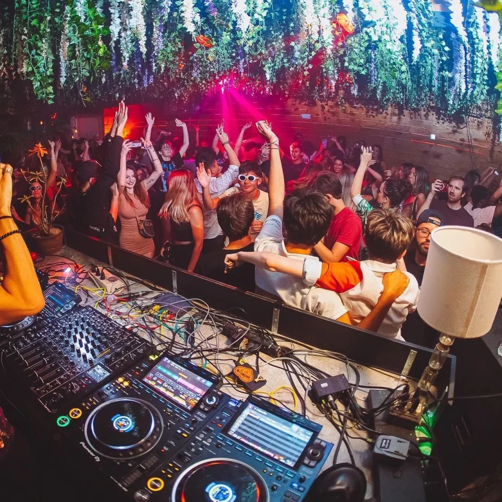 Party-non-stop-at-Treehouse-Miami-with-great-music-from-top-DJs