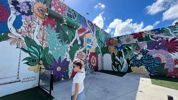 Kids-having-amazing-time-at-wynwood-wall-murals