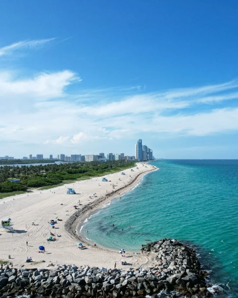 Haulover-beach-is-seaweed-free-and-very-well-maintained