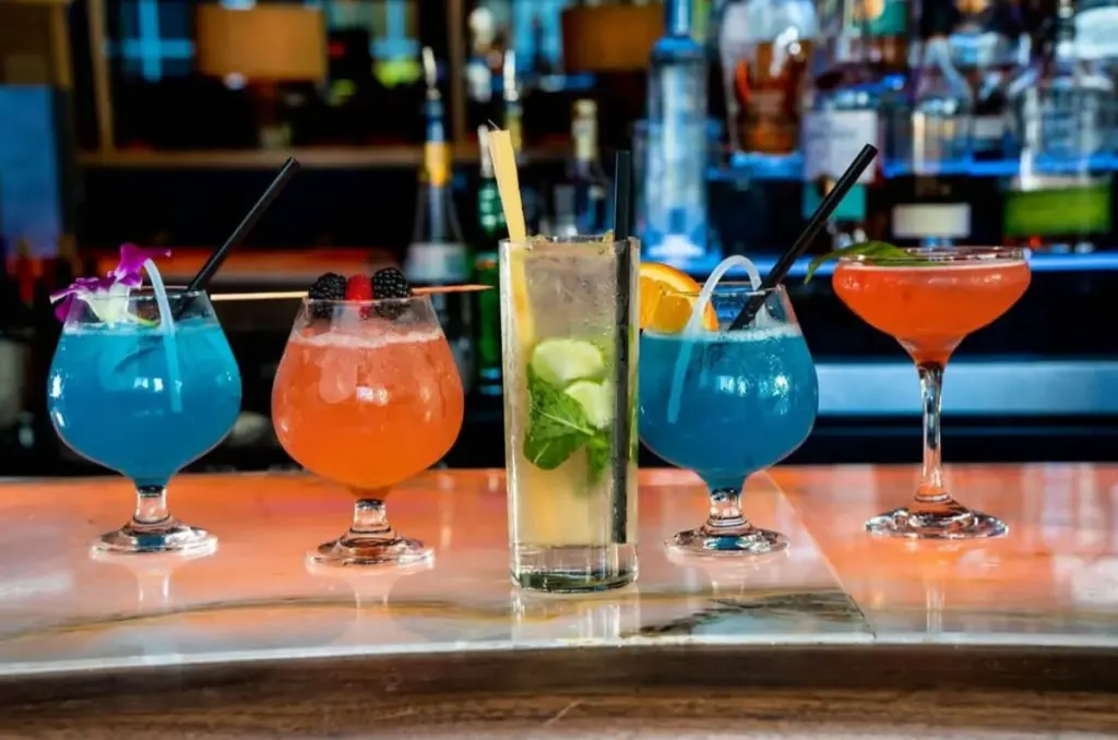 Enjoy the signature cocktails@bluemartininaples IG 1