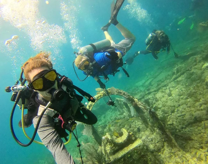 A group of people scuba diving at John Pennekamp Coral Reef State Park - @katieg628 Instagram