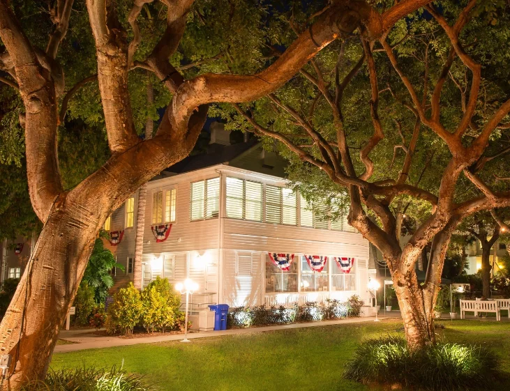A nightview of the Truman Little White House - @trumankeywest Instagram
