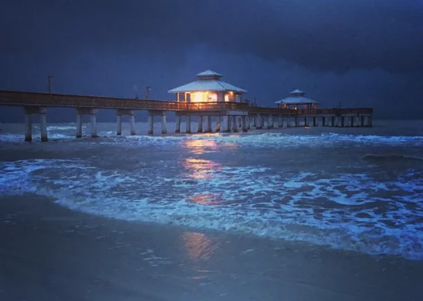 Fort Myers Beach nightlife - @fortmyersbeachflorida Instagram
